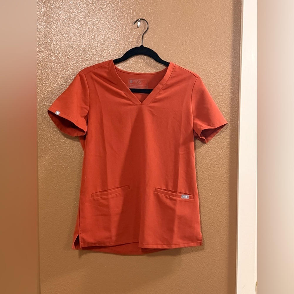 FIGS Women's Casma 3-Pocket Scrub Top in Canyons. Size: XS - Picture 3 of 10